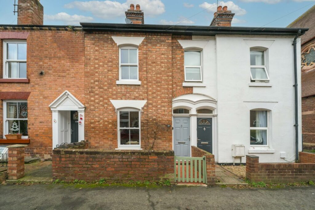 Colourful, homely 2 bed terrace