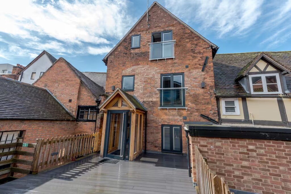 One-Bedroom Modern Apartment in the Town Centre