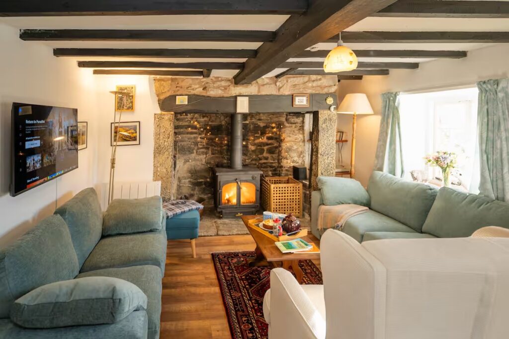 Cosy & quaint countryside cottage with log burner